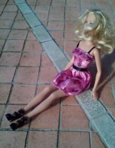 une poupée barbie prise en photo de pres avec le doogee