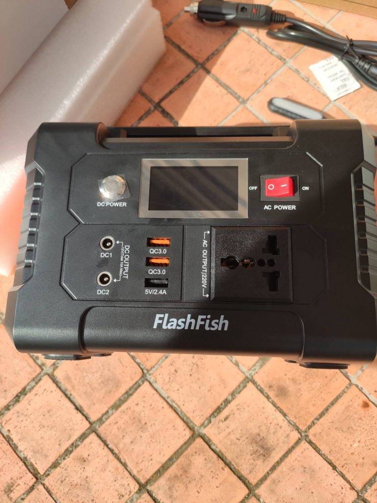 flashfish e200 vue avant avec prises de sorties , interrupteurs 